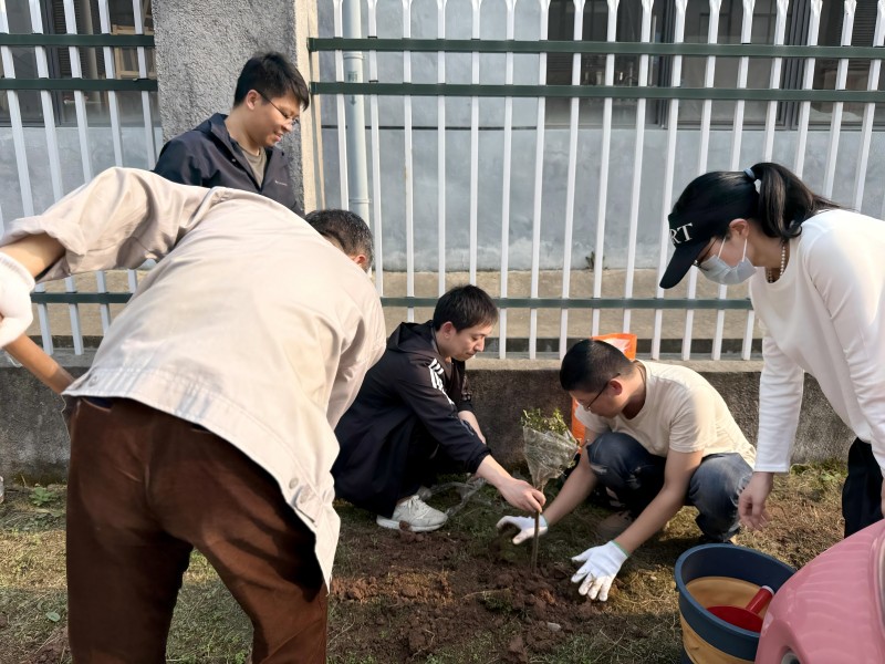 4-2微通催化黨支部開展植此青綠 不負春光主題黨日活動1.jpg